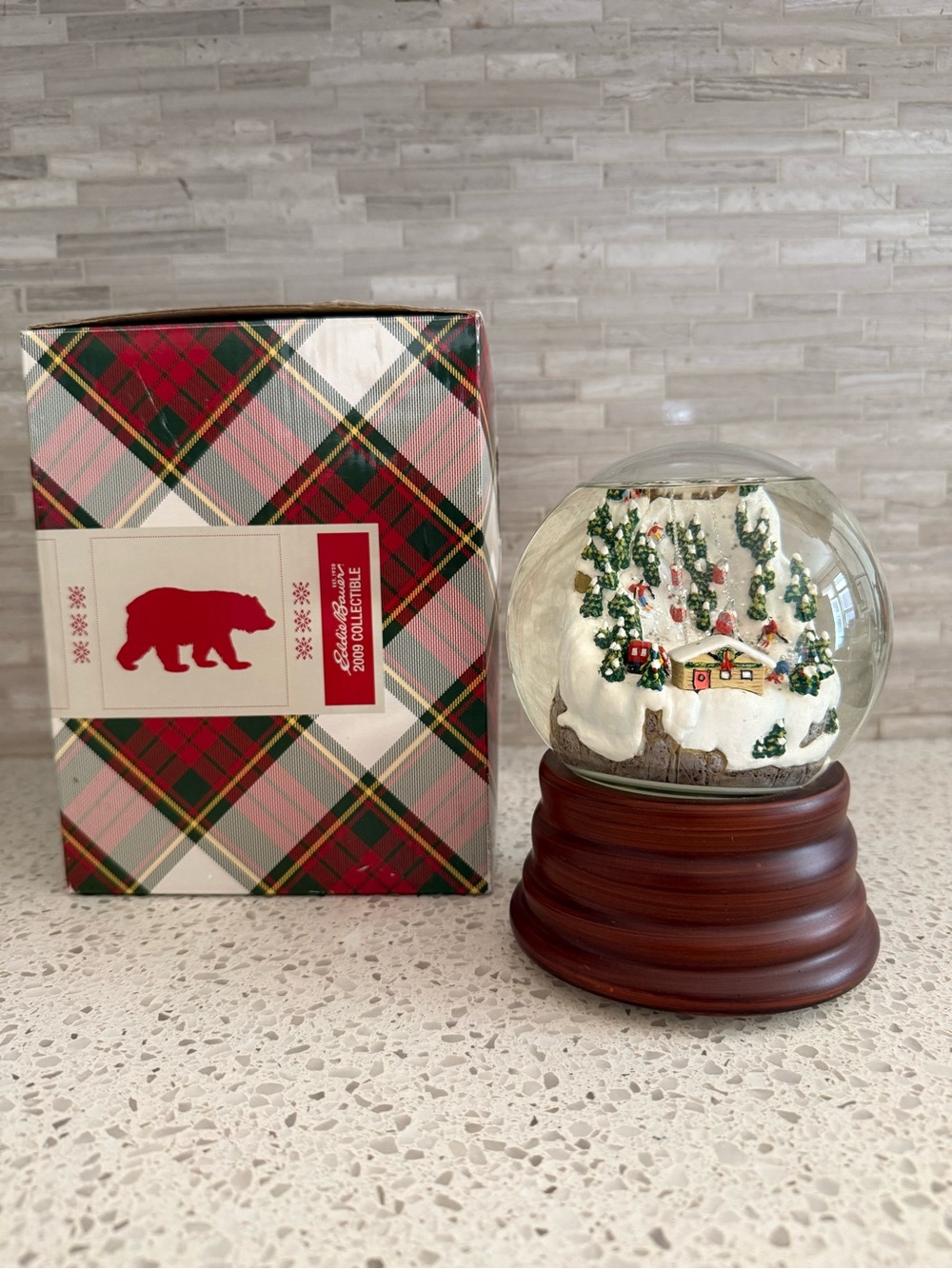 Eddie Bauer 2009 Collectible Musical Ski Mountain Christmas Holiday Snow Globe